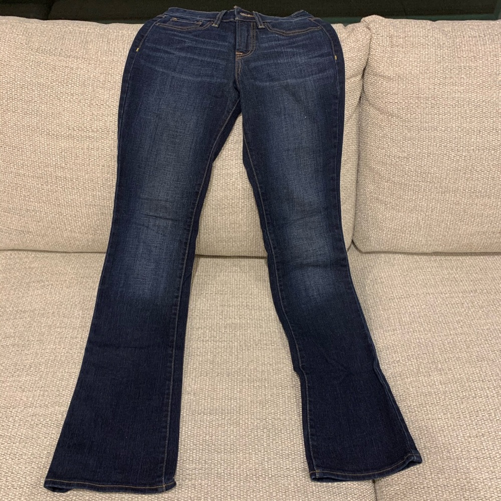 Dark curvy jean